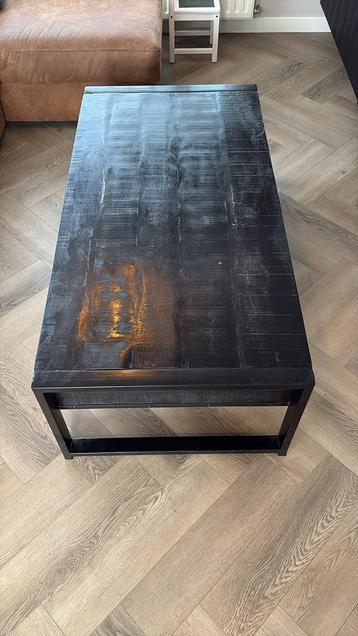 Stoere houten salontafel beschikbaar voor biedingen