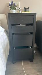 Zwarte nachtkastje, Huis en Inrichting, Slaapkamer | Nachtkastjes, Minder dan 45 cm, Zo goed als nieuw, Hout, 55 tot 70 cm