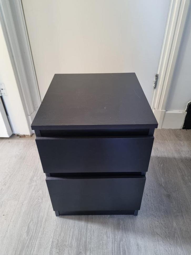 Set van Twee donkerbruine/ zwarte IKEA MALM nachtkastjes, Huis en Inrichting, Slaapkamer | Nachtkastjes, Zo goed als nieuw, 55 tot 70 cm