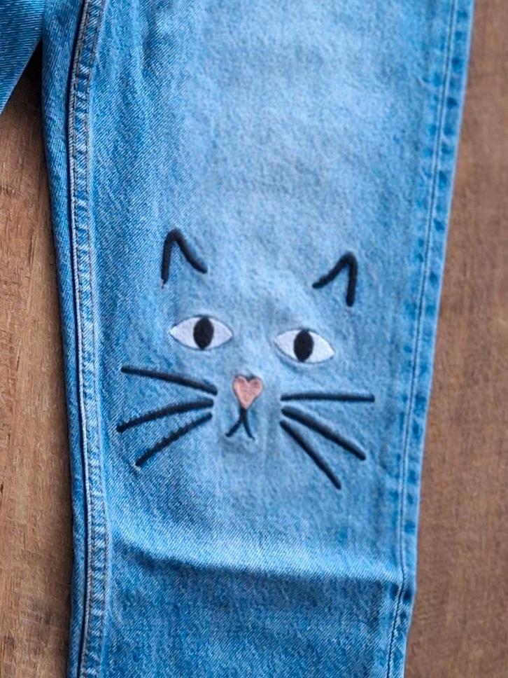2x Monki jeans met kattenkoppen, mt 26 en 28, Kleding | Dames, Spijkerbroeken en Jeans, Zo goed als nieuw, Overige jeansmaten