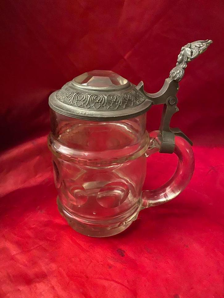 BOHEEMS KRISTALGLAZEN BIERPUL MET BIJZONDERE TINNEN DEKSEL., Verzamelen, Glas en Borrelglaasjes, Zo goed als nieuw, Bierglas, Ophalen of Verzenden