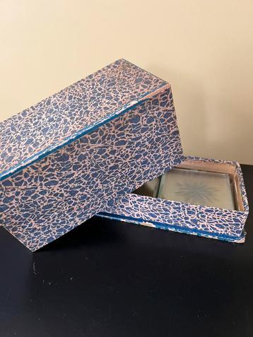 Antieke doos met glazen onderzetters fijn beslepen glas beschikbaar voor biedingen