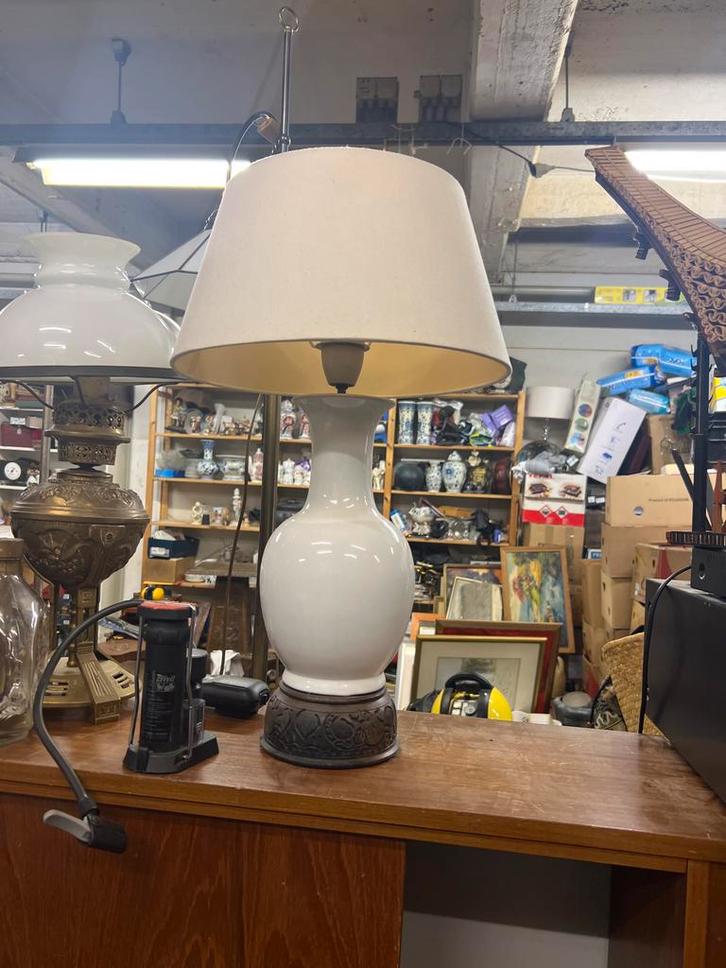 Vintage Tafellamp met Witte Kap, Huis en Inrichting, Lampen | Vloerlampen, Gebruikt, 100 tot 150 cm, Hout, Ophalen