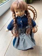 Pop met rieten stoel., Verzamelen, Poppen, Ophalen of Verzenden, Zo goed als nieuw, Pop