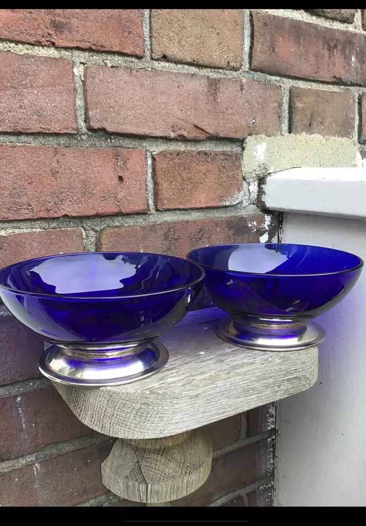 2 Kobalt blauwe glazen schaaltkes op metalen voet diam 14 cm, Antiek en Kunst, Antiek | Glas en Kristal, Ophalen of Verzenden