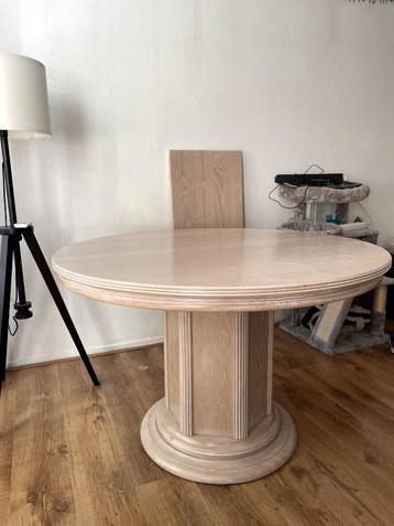 Ronde tafel beschikbaar voor biedingen