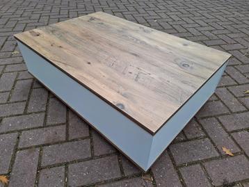 Mooie Salontafel met 2 opbergruimtes beschikbaar voor biedingen
