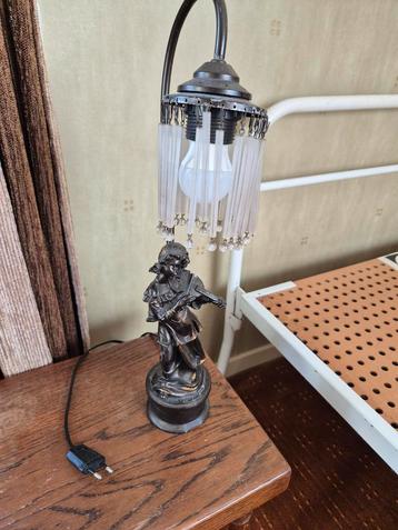 Tafellampje met figuurtje. beschikbaar voor biedingen