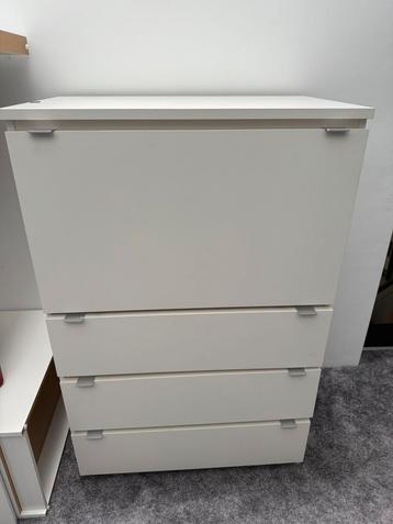 Gratis kast met klep en lades