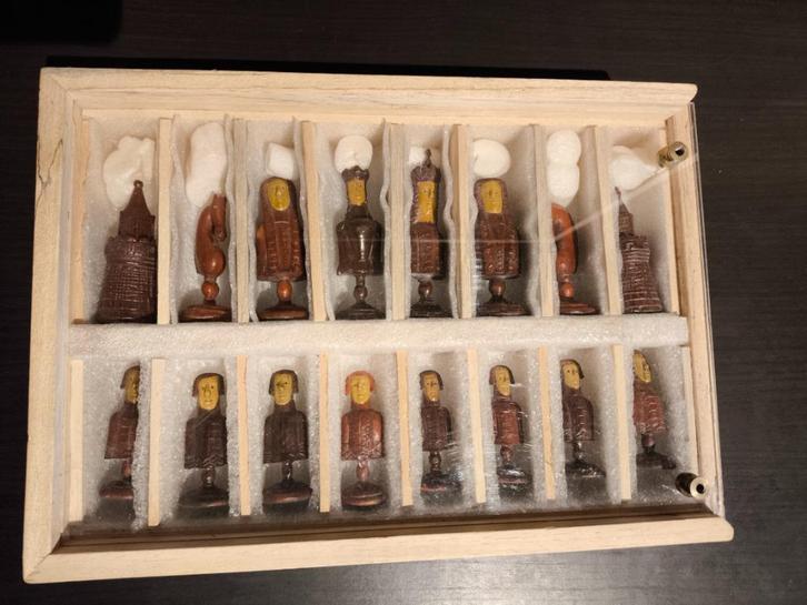16 schaakstukken in houten doos., Hobby en Vrije tijd, Gezelschapsspellen | Bordspellen, Gebruikt, Verzenden