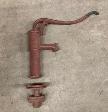 Oude gietijzeren zwengel / Handpomp beschikbaar voor biedingen