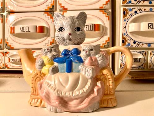 ‼️€3 hoekje : Gezellige theepot Moeder Poes met kittens €5, Huis en Inrichting, Keuken | Servies, Zo goed als nieuw, Overige typen