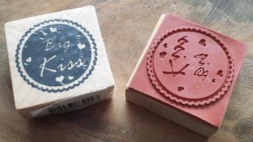 2 stempels met hartjes en tekst 'BIG Kiss' hout/rubber nieuw beschikbaar voor biedingen