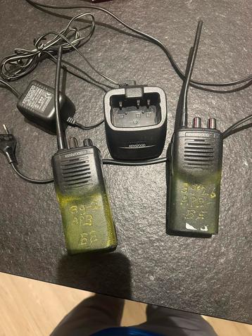 2x Kenwood Portofoons met Lader beschikbaar voor biedingen