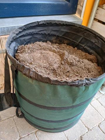 Zwart zand beschikbaar voor biedingen