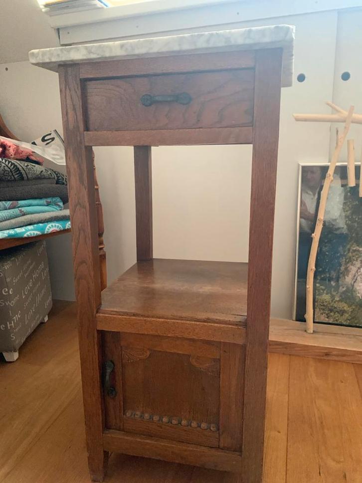 Oude houten nachtkastje met marmeren blad, Huis en Inrichting, Slaapkamer | Nachtkastjes, Gebruikt, 70 cm of meer, Minder dan 45 cm