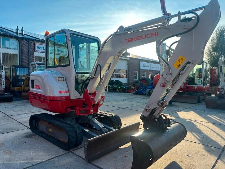 Takeuchi TB 230 (bj 2016), Zakelijke goederen, Machines en Bouw | Kranen en Graafmachines, Graafmachine