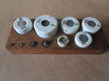 Antieke gewichten set met porseleinen gewichtjes in blok beschikbaar voor biedingen