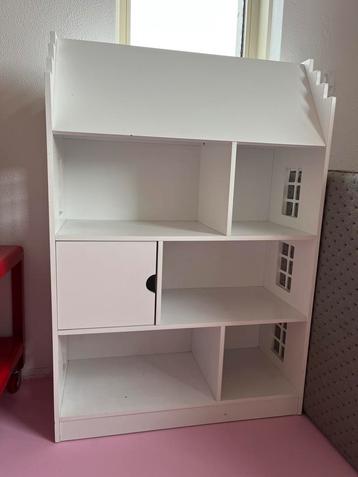 Groot poppenhuis met goki poppetjes & houten meubeltjes beschikbaar voor biedingen