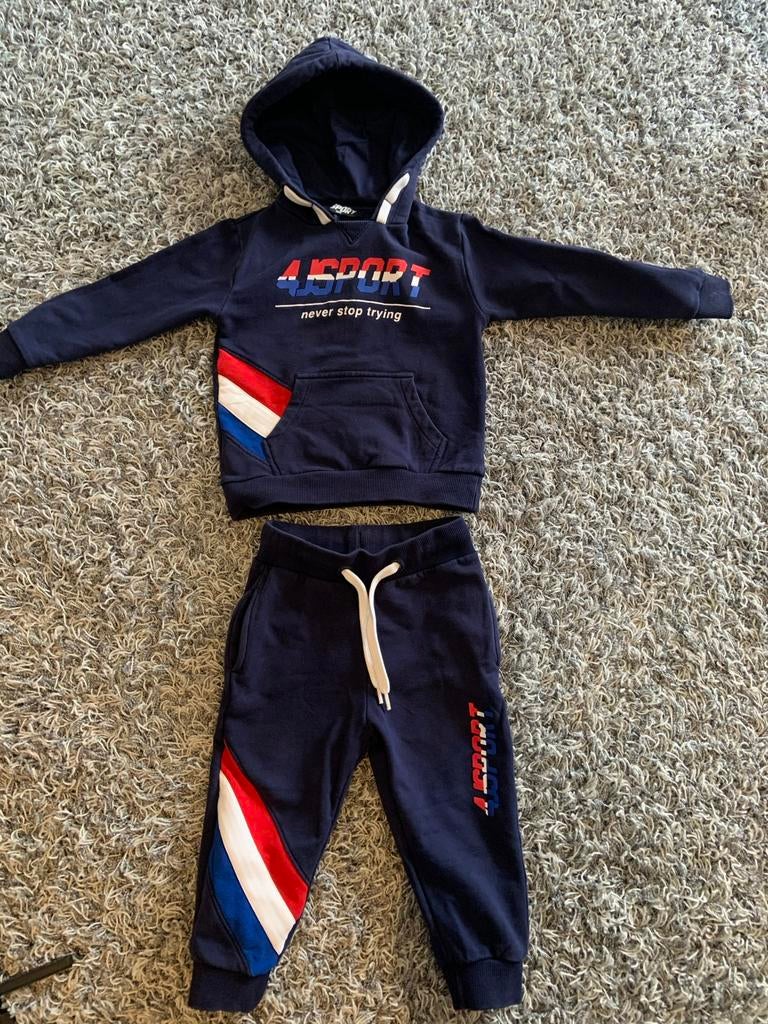 4j sport joggingpak 18 maanden, Kinderen en Baby's, Babykleding | Maat 86, Ophalen of Verzenden, Zo goed als nieuw, Pakje, Jongetje