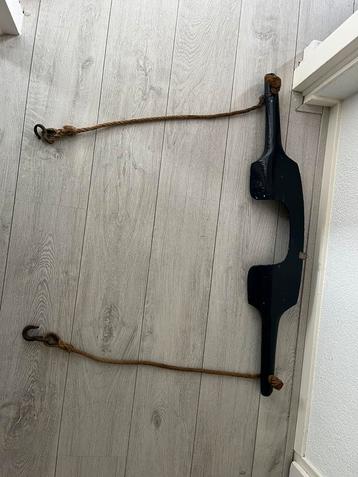 Juk met haken om iets aan te hangen  beschikbaar voor biedingen