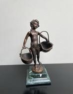 Antiek bronzen beeld meisje met mandjes, Antiek en Kunst, Ophalen of Verzenden, Brons