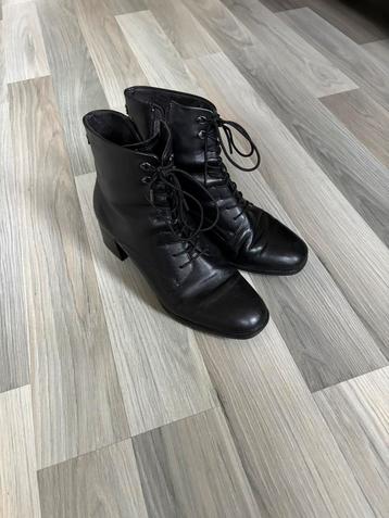 Enkellaarsjes van Tamaris beschikbaar voor biedingen