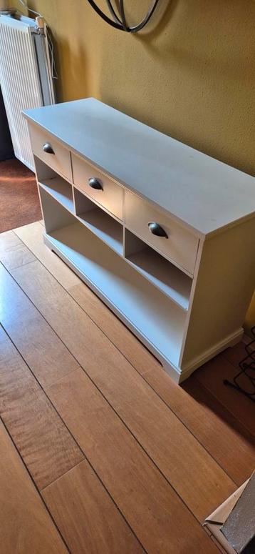 Kast voor in de gang of als klein dressoir beschikbaar voor biedingen