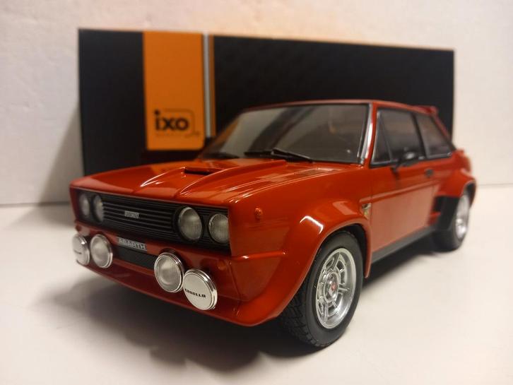 Fiat 131 Abarth 1980 rood IXO metal 1:18 KRD, Hobby en Vrije tijd, Modelauto's | 1:18, Zo goed als nieuw, Auto, Overige merken