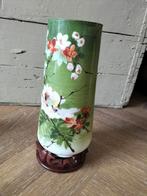 Prachtige handbeschilderde vaas op houten voet – vintage, Ophalen of Verzenden, Zo goed als nieuw, Minder dan 50 cm