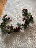 Quirlander met rode bessen en dennenappels, Huis en Inrichting, Woonaccessoires | Kransen, Ophalen, Zo goed als nieuw