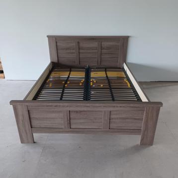 Bed te koop beschikbaar voor biedingen