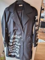 Trenchcoat jas zwart met tekst maat S NIEUW, Ophalen of Verzenden, Nieuw, Maat 36 (S), Zwart