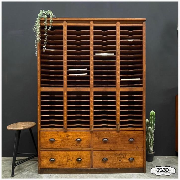 Oude, karaktervolle, grote, houten postsorteerkast ladekast, Huis en Inrichting, Kasten | Ladekasten, Gebruikt, 150 tot 200 cm