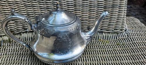 Fraai gedecoreerde oude verzilverde theepot met inscripties, Antiek en Kunst, Antiek | Goud en Zilver, Zilver, Ophalen of Verzenden