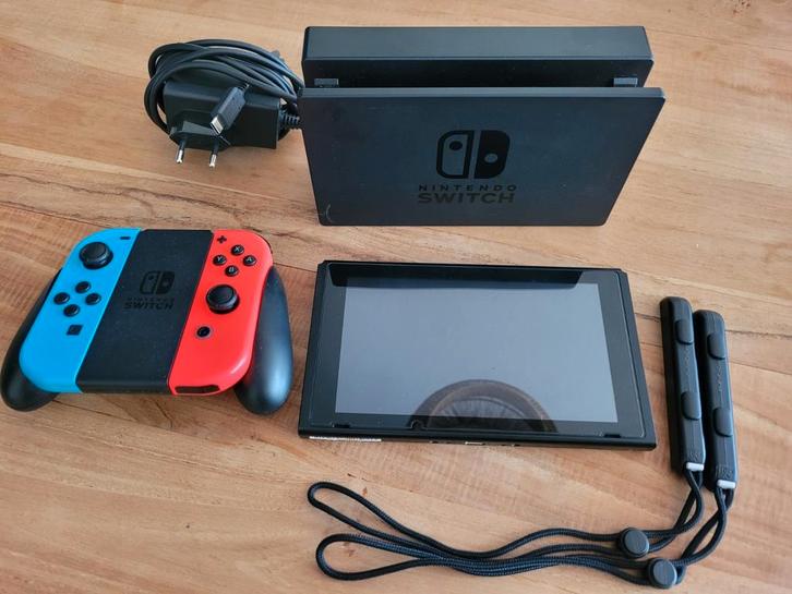 Nintendo Switch Blue & Red incl Animal Crossing New Horizon, Spelcomputers en Games, Spelcomputers | Nintendo Switch, Zo goed als nieuw