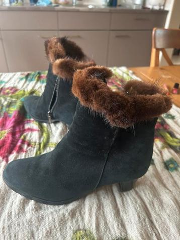 Schoenen, zwart met bruin bont randje, beschikbaar voor biedingen