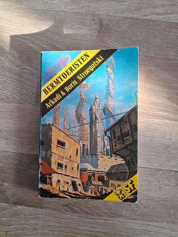 Bermtoeristen - Arkadi & Boris Stroegetski, Boeken, Science fiction, Gelezen, Ophalen of Verzenden