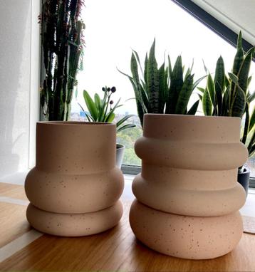 2 plantenpotten van Madecom beschikbaar voor biedingen