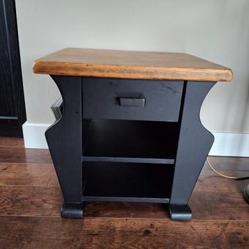 Bijzettafel/krantenbak beschikbaar voor biedingen