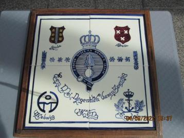 Tegeltableau + embleem Koninklijke Marechaussee J W Schipper beschikbaar voor biedingen