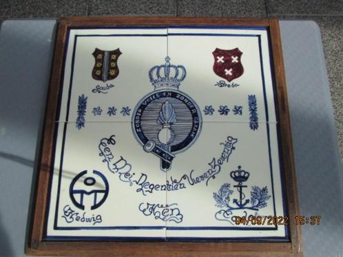 Tegeltableau + embleem Koninklijke Marechaussee J W Schipper, Antiek en Kunst, Antiek | Wandborden en Tegels, Ophalen