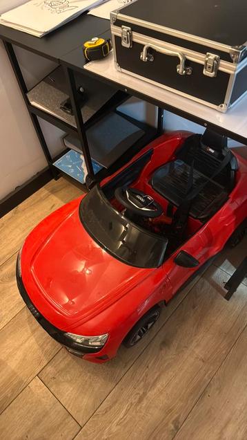 Rode bestuurbare audi beschikbaar voor biedingen