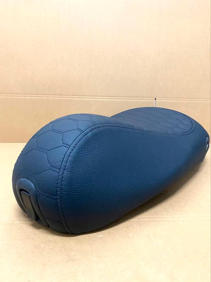 Vespa sprint mono zadel met zwart draad., Fietsen en Brommers, Brommeronderdelen | Scooters, Zo goed als nieuw, Vespa, Zadel, Ophalen of Verzenden