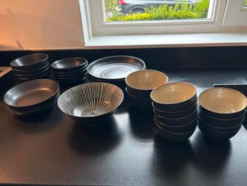 Borden en Schalen Set beschikbaar voor biedingen