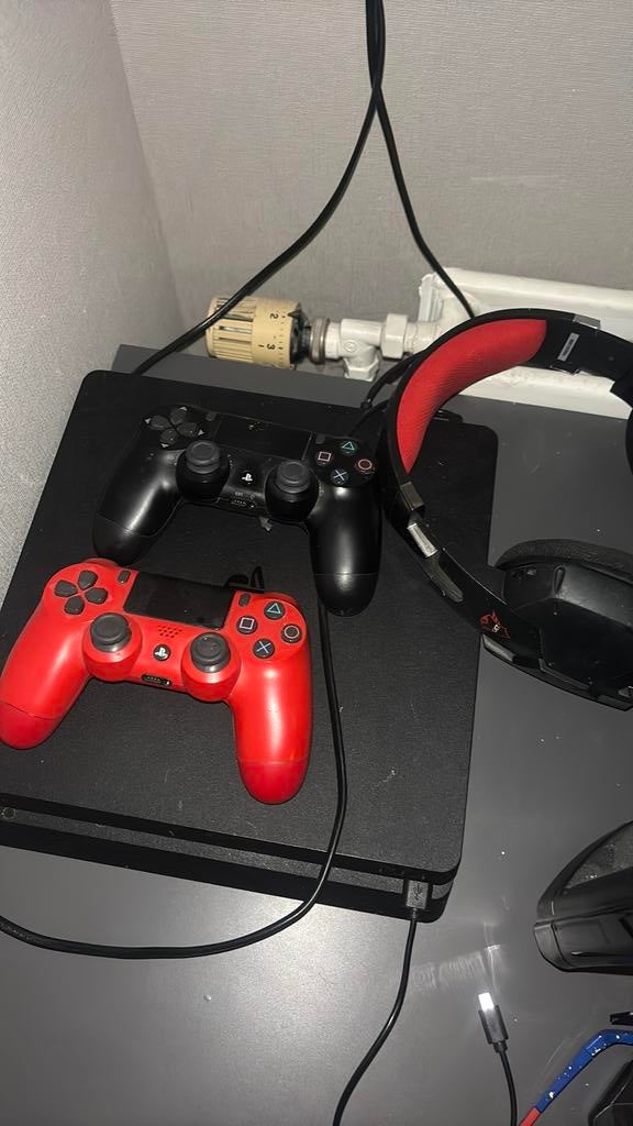 Playstation 4 inclusief 2 controllers en headset, Ophalen of Verzenden, Zo goed als nieuw, Met 2 controllers, Original