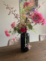 Kunstbloemen in roze tint met zwarte vaas, Ophalen of Verzenden, Zo goed als nieuw