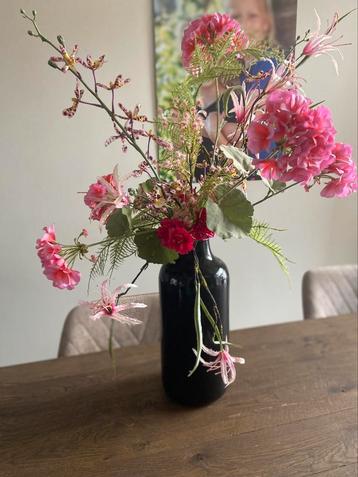 Kunstbloemen in roze tint met zwarte vaas beschikbaar voor biedingen