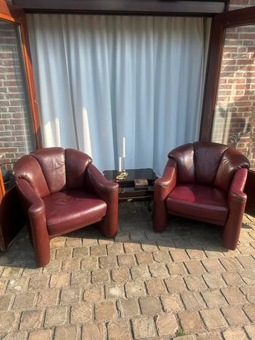 twee vintage clubfauteuils in bordeauxrood leder stoelen beschikbaar voor biedingen