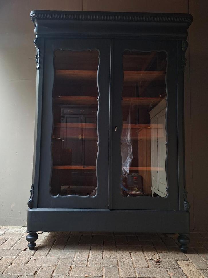 Mat zwarte biedermeier vitrinekast meidenkast DEMONTABEL!, Antiek en Kunst, Antiek | Meubels | Kasten, Ophalen of Verzenden